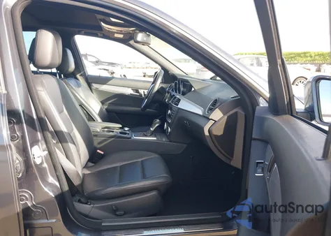 2013 Mercedes-Benz C 250 Sport z USA, uszkodzony, nr VIN WDDGF4HB0DR295280